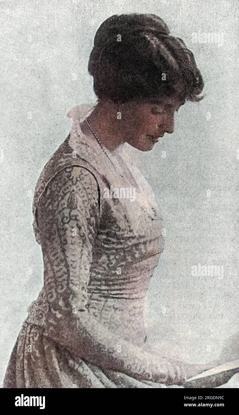 Viscontessa Charlemont, precedentemente Evelyn Fanny Charlotte Hull, figlia di Edmund Charles Pendleton Hull. Sposò James Edward Geale Caulfeild, VIII visconte Charlemont, figlio di Marcus Piers Francis Caulfeild e Louisa Gwyn Williams, il 26 novembre 1914 (divorziarono nell'aprile 1940). Morì il 14 ottobre 1940, uccisa da un'azione nemica. Nella foto The Sketch, al tempo in cui lavorava per dodici ore in una fabbrica di munizioni, una delle numerose signore della società che lo fece durante la grande Guerra. Foto Stock