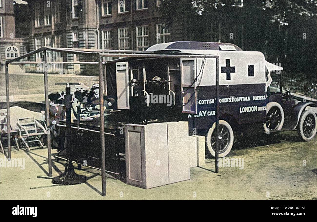 Una speciale auto ospedaliera con una radiografia itinerante data dagli Scottish Women's Hospitals in mostra al Bedford College durante la prima guerra mondiale. Foto Stock