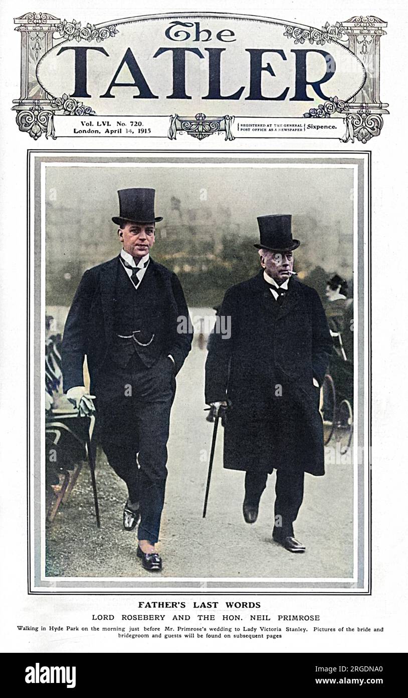 Archibald Philip Primrose, il 5th conte di Rosebery (1847 - 1929), primo ministro, statista e autore, nella foto (a destra), camminando con suo figlio, l'on. Neil Primrose (1882-1917), camminando a Hyde Park la mattina del matrimonio di quest'ultimo con Lady Victoria Stanley, Figlia del 17th° conte di Derby il 7 aprile 1915. Durante la prima guerra mondiale fu capitano del Royal Buckingham Hussars e ricevette la Croce militare nel 1916. Morì nel novembre del 1917 per ferite ricevute in azione a Gezer durante la Campagna del Sinai e della Palestina mentre guidava il suo squadrone contro i positi turchi Foto Stock