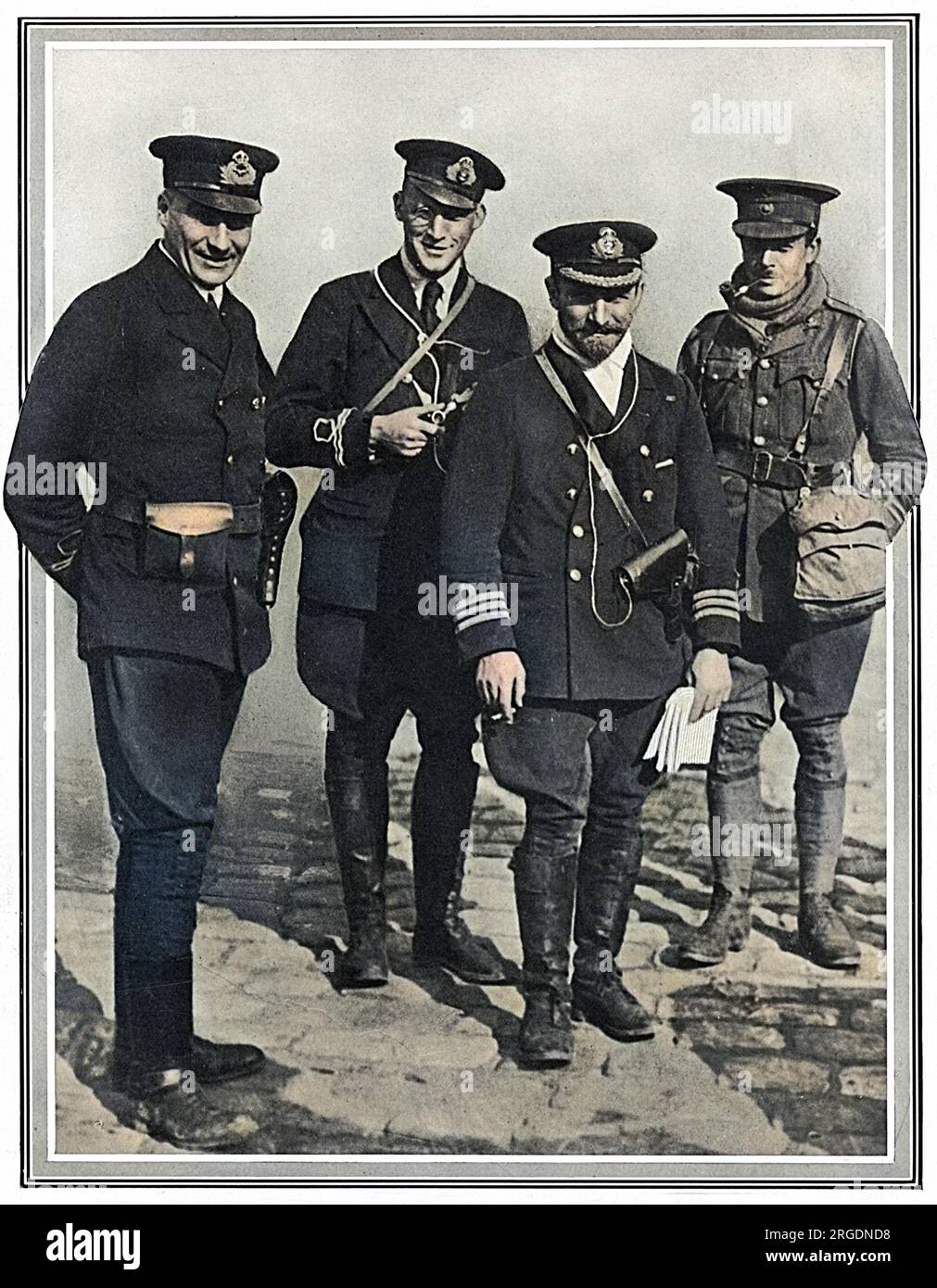 Air Commodore Charles Rumney Samson CMG, DSO & Bar, AFC (8 luglio 1883 – 5 febbraio 1931), pioniere dell'aviazione navale britannica. Fu uno dei primi quattro ufficiali selezionati per l'addestramento dei piloti dalla Royal Navy e fu la prima persona a pilotare un aereo da una nave in movimento. Comandò anche i primi veicoli corazzati britannici utilizzati in combattimento. Trasferitosi alla Royal Air Force alla sua creazione nel 1918, Samson detenne il comando di diversi gruppi nell'immediato periodo post-bellico e negli anni '1920 Nella foto con altri avieri e ufficiali britannici nell'ottobre 1914. Foto Stock