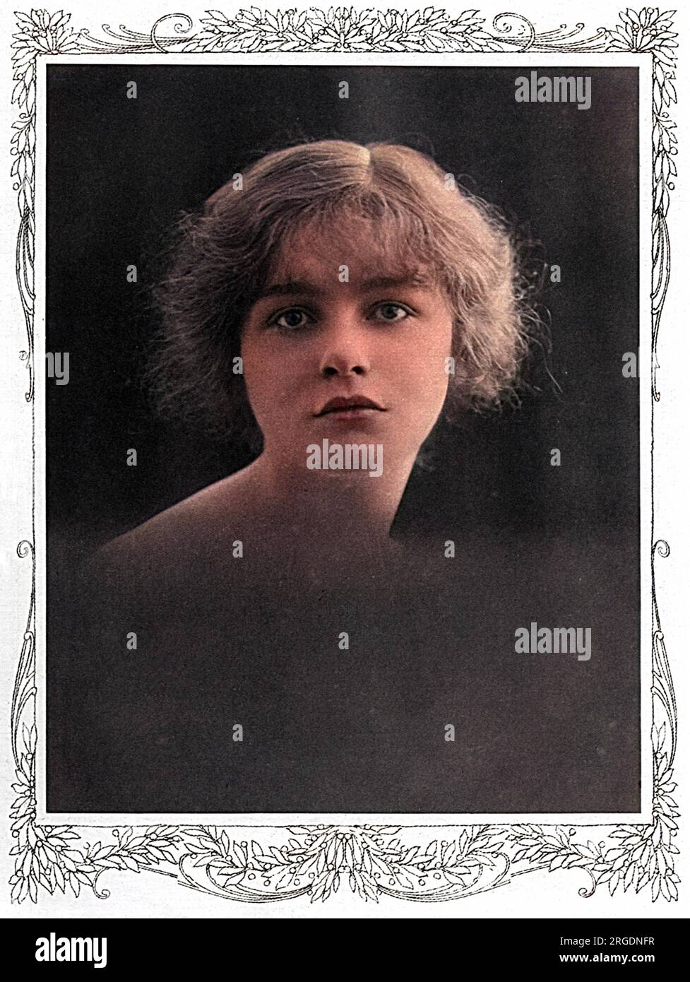 L'ex signorina Doris Petersen, sposò di recente il maggiore Douglas Reynolds, V.C., della Royal Field Artillery. La rivista Sketch riferisce che il matrimonio era tranquillo, mentre la famiglia della sposa stava in lutto per suo fratello che fu ucciso in azione a Ypres. Douglas Reynolds è stato uno dei primi soldati a ricevere la Croce Vittoria durante la Grande Guerra per un cospicuo coraggio a le Cateau il 26 agosto 1914, quando ha preso due squadre e accaparrato due pistole sotto artiglieria pesante e fuoco di fanteria riuscendo a salvare una pistola. A Pisseloup, il 19 settembre si riconnoiterò a distanza ravvicinata, d Foto Stock