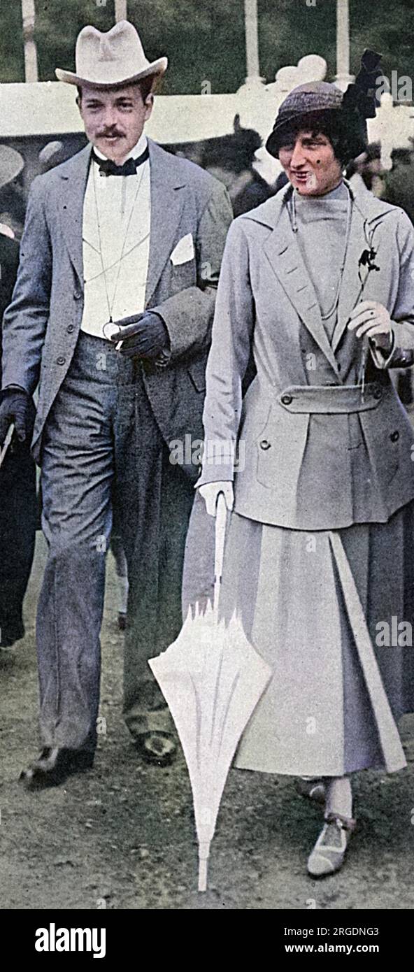 Re Manuele del Portogallo, che trascorse gran parte del suo esilio in Inghilterra, insieme a sua moglie, la regina Augusta (ex principessa Agostino Vittoria di Hohenzollern), raffigurata al Chelsea Flower Show nel 1916. Foto Stock