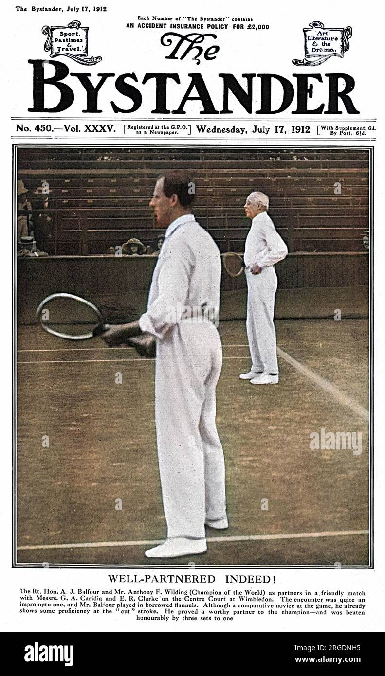 Il Rt. Arthur Balfour e il signor Anthony (Tony) Frederick Wilding, quattro volte campione di tennis di Wimbledon, nella foto come doppio partner in una amichevole partita a Centre Court a Wimbledon nel luglio 1917 contro i signori G. A. Caridia ed E. R. Clarke che li hanno battuti tre set ad uno. Una partita improvvisata, Balfour ha dovuto giocare in flanelle prese in prestito! Balfour era un appassionato amatoriale e occasionalmente era allenato da Tony Wilding. Anthony Frederick Wilding, tennista neozelandese, è stato campione maschile di Wimbledon nel 1910, 1911, 1912 e 1913. La sua corsa di campionato si è terminata nel 1914 quando è stato battuto da Foto Stock