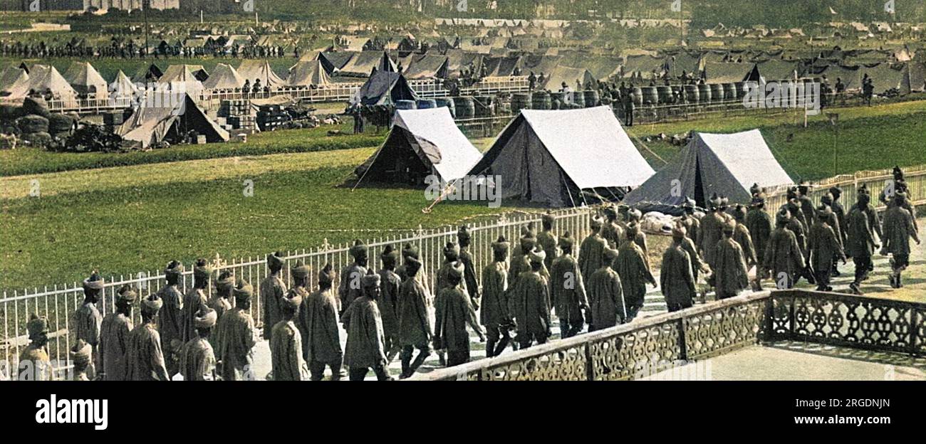 L'arrivo della forza di spedizione indiana in Francia nel 1914 : come i Sikh e Gurkhas hanno viaggiato 4500 miglia dall'India a Marsiglia. L'arrivo delle truppe indiane nel campo di Marsiglia. Foto Stock