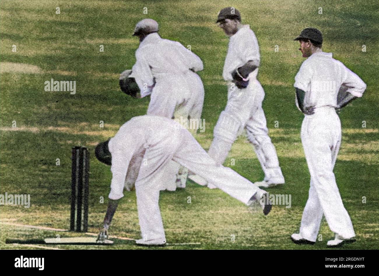 Fingleton in battuta per il nuovo Galles del Sud, colpito da un pallone in ascesa da voce. Bradman lo sostiene; il Nawab di Pataudi sta raccogliendo la sua mazza, mentre Ames e Jardine stanno camminando. Durante quel tour, D.R. Jardine, il capitano MCC, usò il ritmo di Larwood per impiegare la "teoria delle gambe" (nota anche come "bodyline" bowling). Sebbene abbia successo sul campo di cricket, la tattica è stata considerata antisportiva da molti australiani e ha inasprito le relazioni anglo-australiane. Foto Stock