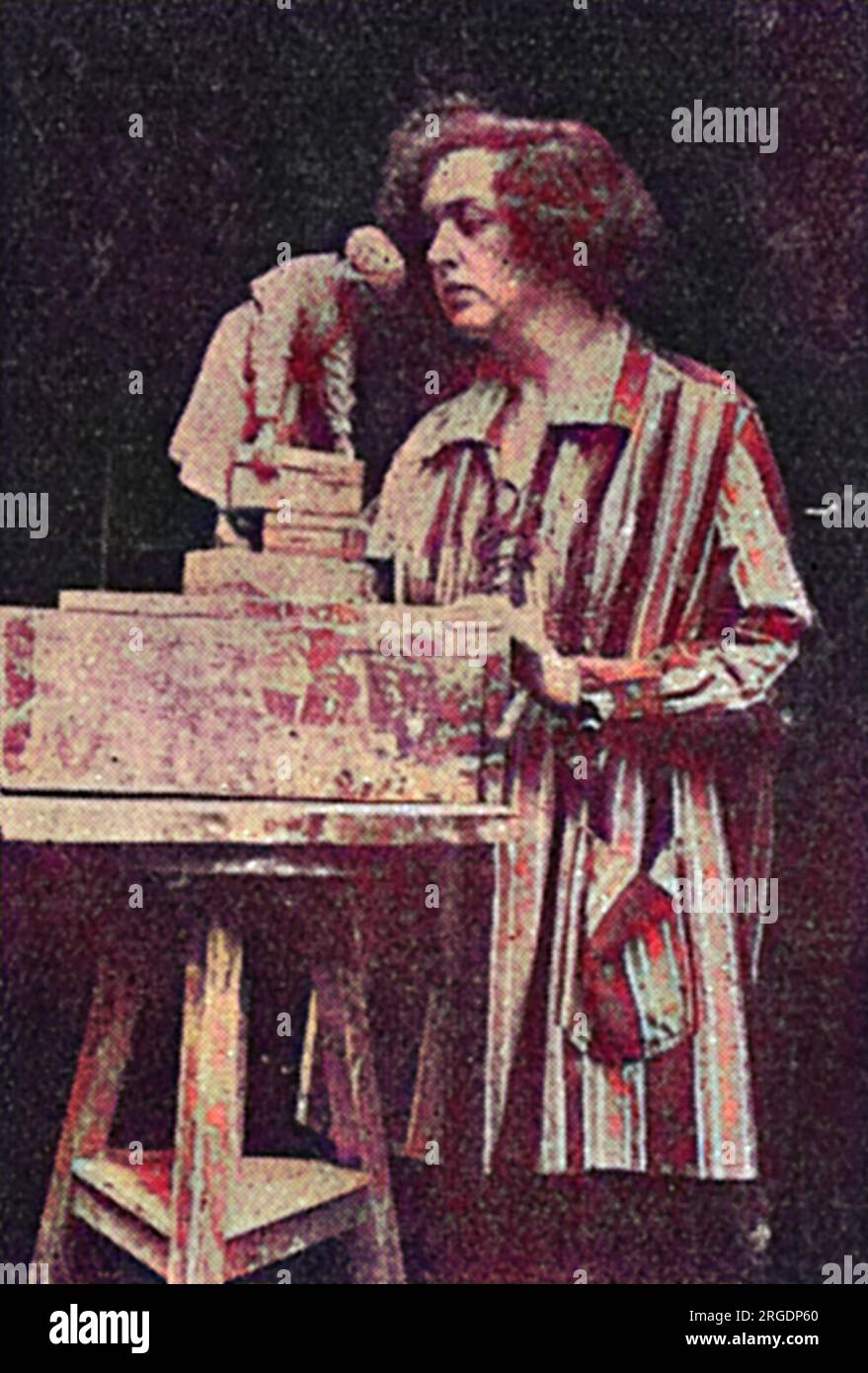 Clare Sheridan (nata come Clare Consuelo Frewen; nota anche come Clare Consuelo Sheridan (9 settembre 1885 - 31 maggio 1970), scultrice e scrittrice inglese, raffigurata con una delle figure di donne operaie di guerra che scolpì nel 1918 per la sezione Women's Work del nuovo Imperial War Museum. Suo marito, un tenente della Rifle Brigade, fu ucciso nella battaglia di Loos nel 1915. Era cugina di Winston Churchill tramite sua madre Clarita Jerome. Foto Stock