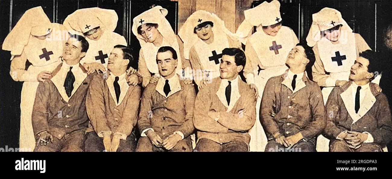 Soldati accecati di St. Dunstan sta prendendo parte a una rivista chiamata The Dispensary Boys, in una scena chiamata The Beauty Chorus. St Dunstan's Hostel for Blinded Soldiers and Sailors cercò di riabilitare gli uomini che erano stati accecati durante la grande Guerra, dotandoli delle abilità di cui avrebbero avuto bisogno per la vita civile del dopoguerra. Foto Stock