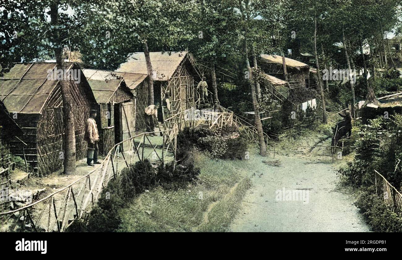 Alcune capanne molto rustiche ma ben fatte costruite costruite da uomini d'artiglieria di Landes, vicino all'Aisne. Gli edifici erano nello stile di quelli della loro stessa località nel sud-ovest della Francia. Foto Stock