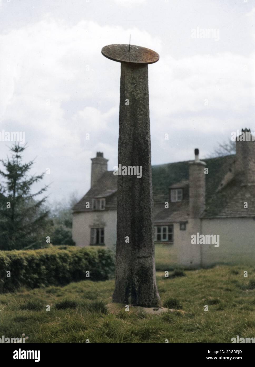 Un'antica meridiana sul verde del villaggio a Dorstone, Herefordshire, Inghilterra. Devono essere state persone alte ai "bei vecchi tempi” per aver letto il tempo di questo! Foto Stock