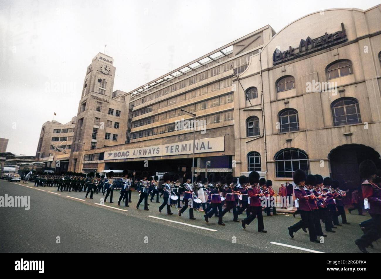 Una Royal Guards Band Parade, fuori dal quartier generale della BOAC, Buckingham Palace Road, nel centro di Londra. Foto Stock