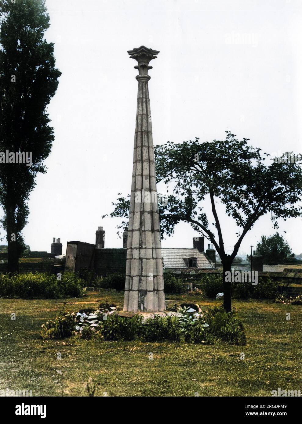 La parte superiore della vecchia guglia della chiesa di St. Andrew's Church, Worcester, Inghilterra. È stato colpito da un fulmine alla fine del XIX secolo ed è ora un giardino di chiesa! Foto Stock