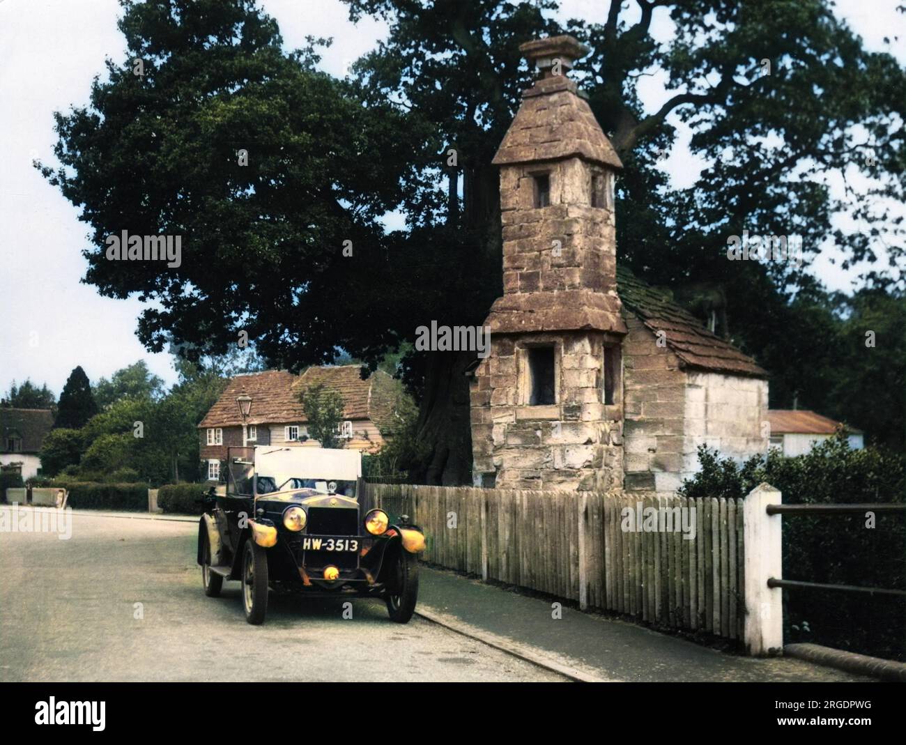 Il recinto del villaggio, accanto alla strada e adiacente allo stagno, Lingfield, Surrey, Inghilterra. Qui i delinquenti e simili sono stati puniti. In origine era un santuario a lato della strada. Foto Stock