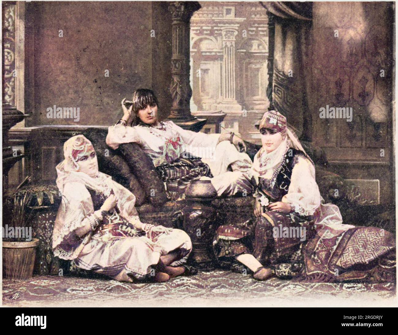 Un gruppo di ragazze dell'Harem, Port Said, si rilassano e si rilassano in un ambiente elegante. Foto Stock
