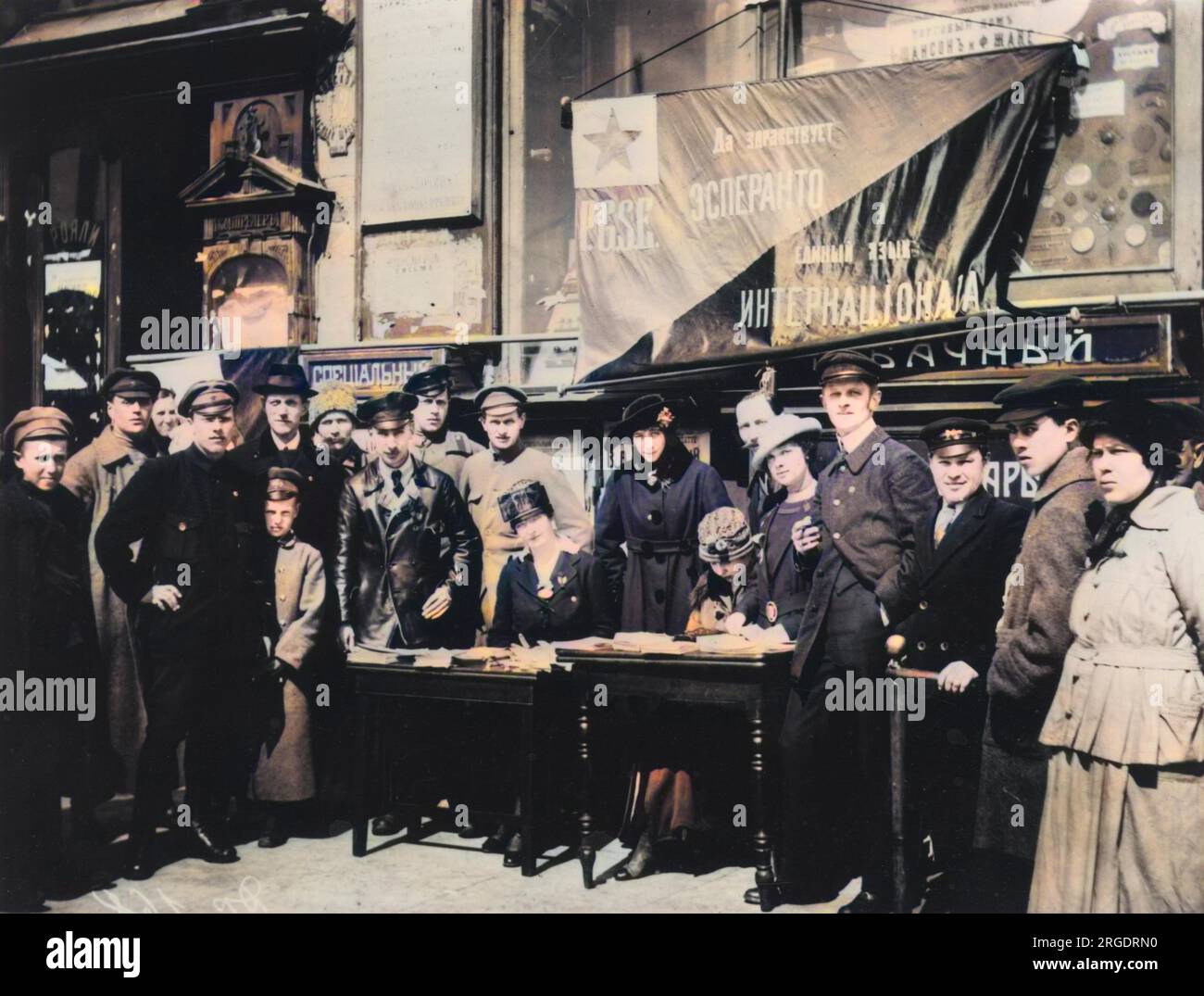 Un grande gruppo di uomini e donne si accodano accanto a una scrivania dove possono iscriversi a corsi per imparare l'esperanto. Foto Stock