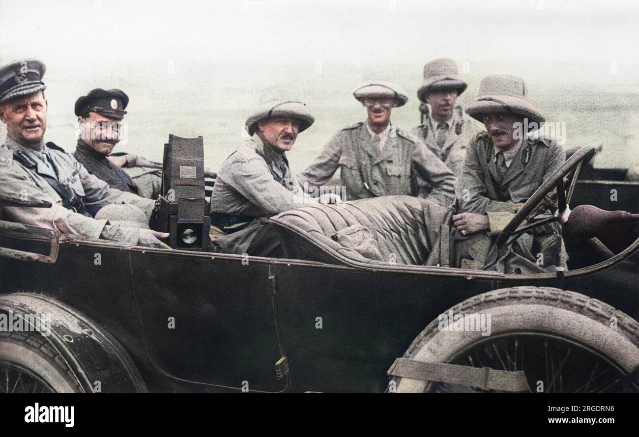 Il maggiore generale Lionel Charles Dunsterville (1865-1946) e lo staff, con un brigadiere armeno, a Baku, Azerbaigian. Era al comando di una missione britannica nota come Dunsterforce che fu inviata da Baghdad per consigliare e assistere gli armeni a Baku, verso la fine della prima guerra mondiale. Foto Stock