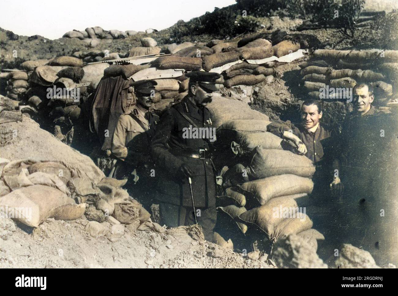 Lord Herbert Kitchener (1850-1916) in una trincea con altri nei Dardanelli durante la campagna di Gallipoli, prima guerra mondiale. Foto Stock