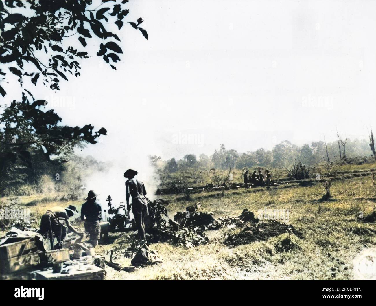 Una batteria comandata dal maggiore O.T. Hackett spara un 3,7 Howitzer (artiglieria leggera) alle posizioni giapponesi nelle colline birmane û intorno al 1945. La batteria stessa è sotto fuoco. Foto Stock