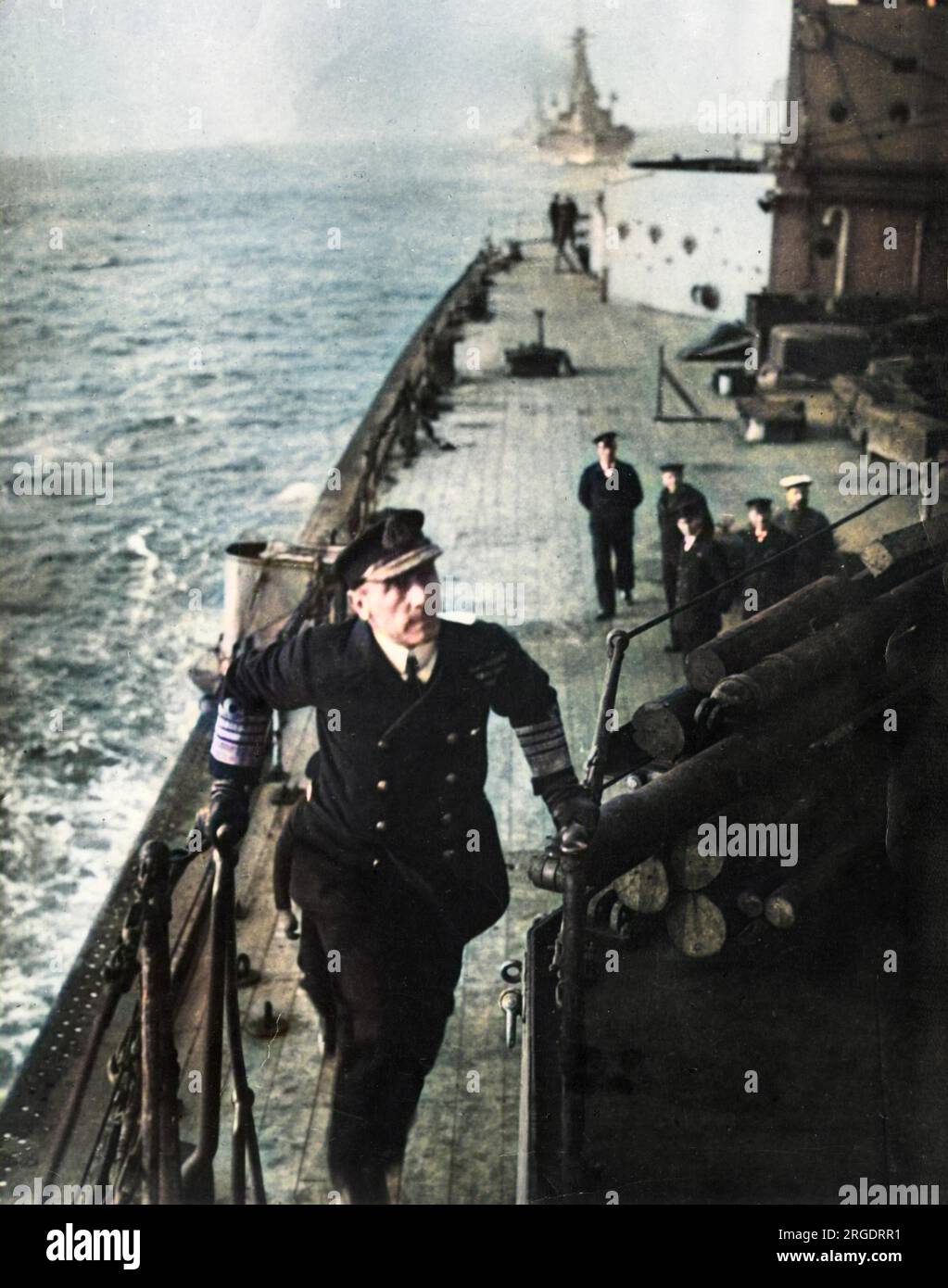 Ammiraglio Sir John Rushworth Jellicoe, i conte Jellicoe (1859-1935), ammiraglio della Royal Navy britannica. Comandò la Grand Fleet nella battaglia dello Jutland (1916) durante la prima guerra mondiale. Visto qui a bordo della sua nave ammiraglia, la HMS Iron Duke, con marinai sul ponte sullo sfondo. Foto Stock