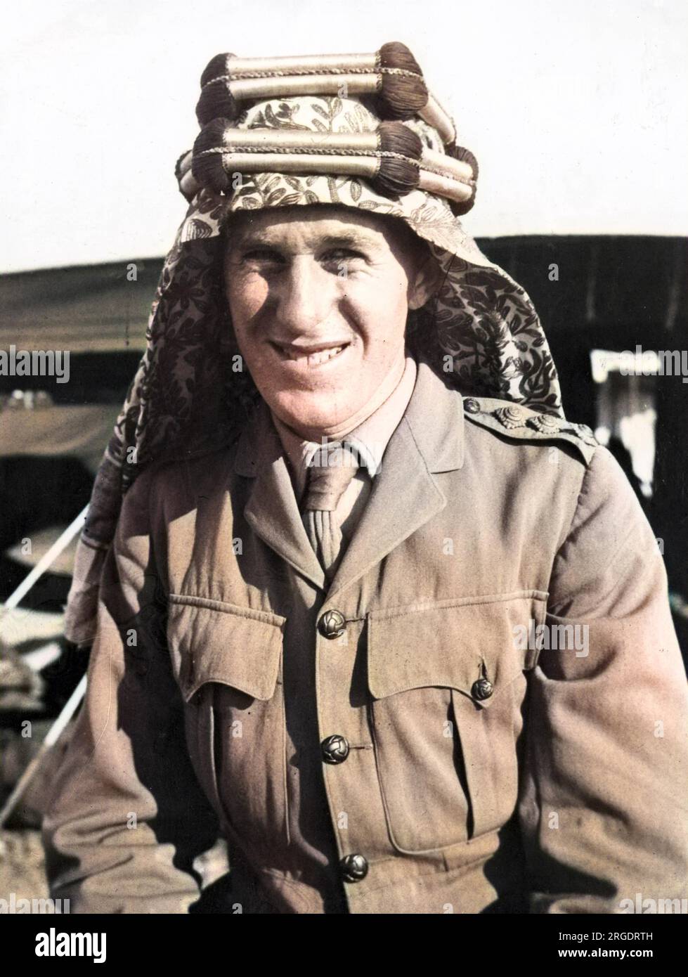 Tenente colonnello Thomas Edward Lawrence (alias Lawrence d'Arabia, 1888-1935), ufficiale dell'esercito britannico meglio conosciuto per il suo ruolo di collegamento durante la rivolta araba contro il dominio turco ottomano del 1916-1918. Qui puoi vedere giacca militare, camicia e cravatta con copricapo arabo a motivi geometrici. Foto Stock