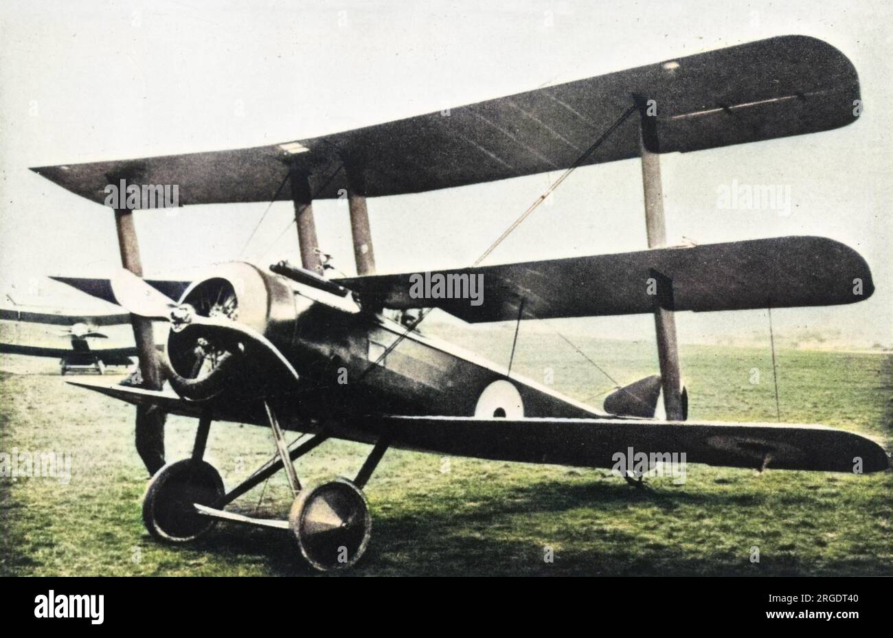 Un triplano Sopwith di produzione standard su un campo d'aviazione durante la prima guerra mondiale. Foto Stock