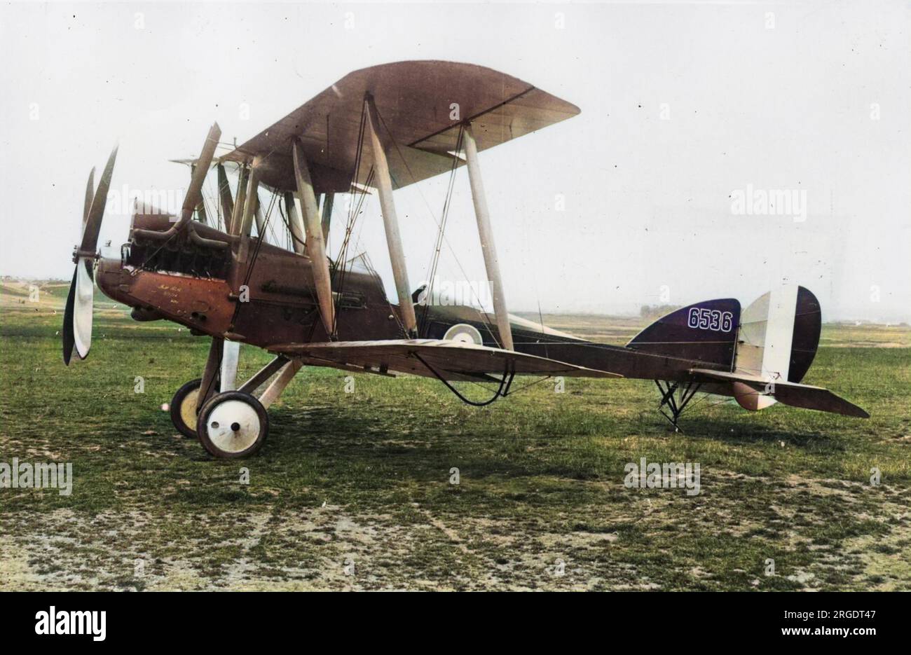 Una British Royal Aircraft Factory È UN biplano monoposto a 12 posti su un campo d'aviazione, utilizzato dal Royal Flying Corps durante la prima guerra mondiale. Aveva un motore RAF 4a da 150 CV. Foto Stock