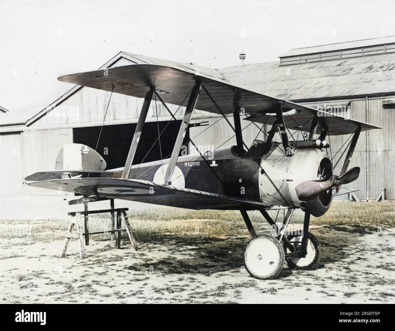 Un biplano da caccia Sopwith F1 Camel britannico su un campo d'aviazione durante la prima guerra mondiale. Foto Stock