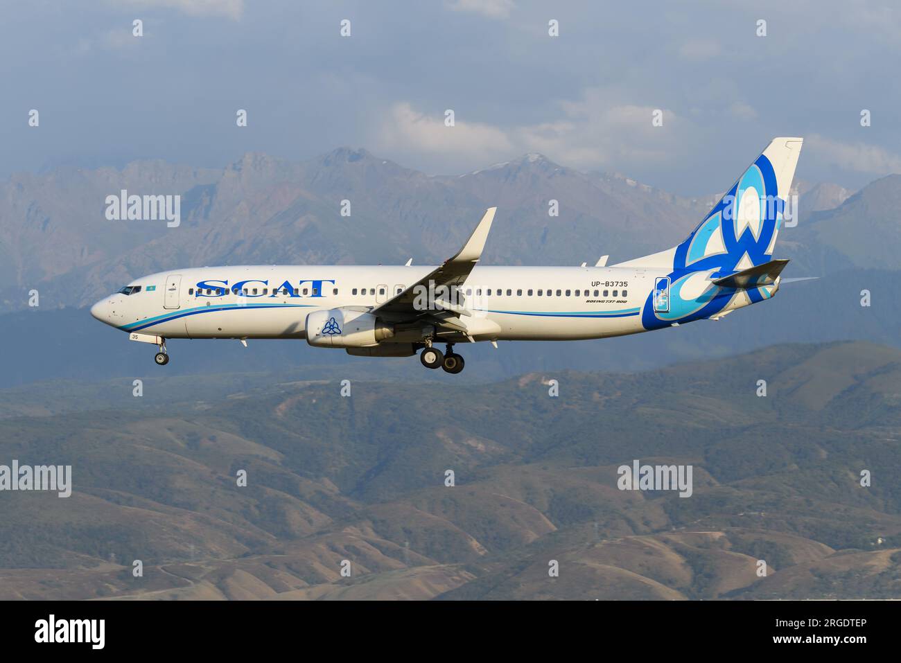 Boeing 737 SCAT Airlines atterra all'aeroporto di Almaty in Kazakistan. Aereo 737-800 di SCAT. Aereo UP-B3735. Foto Stock