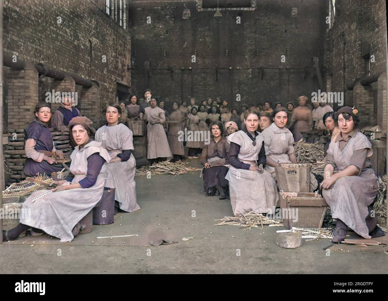 Un gruppo di operai, per lo più donne, all'interno di una fabbrica che produce scrapnel di piombo per le conchiglie di artlery - WW1. Foto Stock