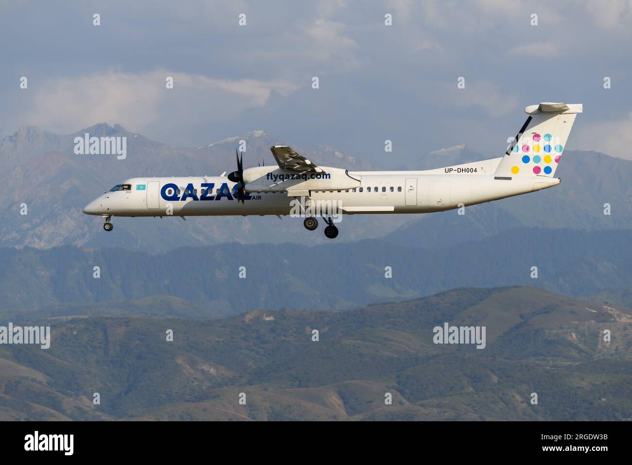 Qazar Air De Havilland Canada Dash 8-400 atterra all'aeroporto di Almaty in Kazakistan. Compagnia aerea QazarAir Bombardier Q400. Foto Stock