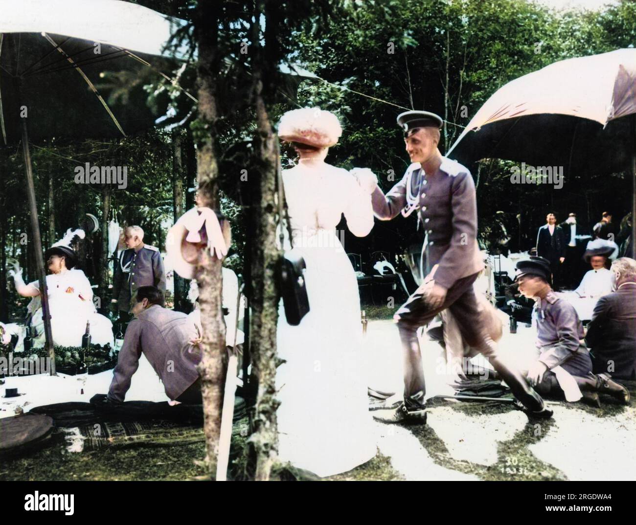 Un picnic tenutosi nel 1913, apparentemente interamente composto da membri dell'aristocrazia russa. Foto Stock