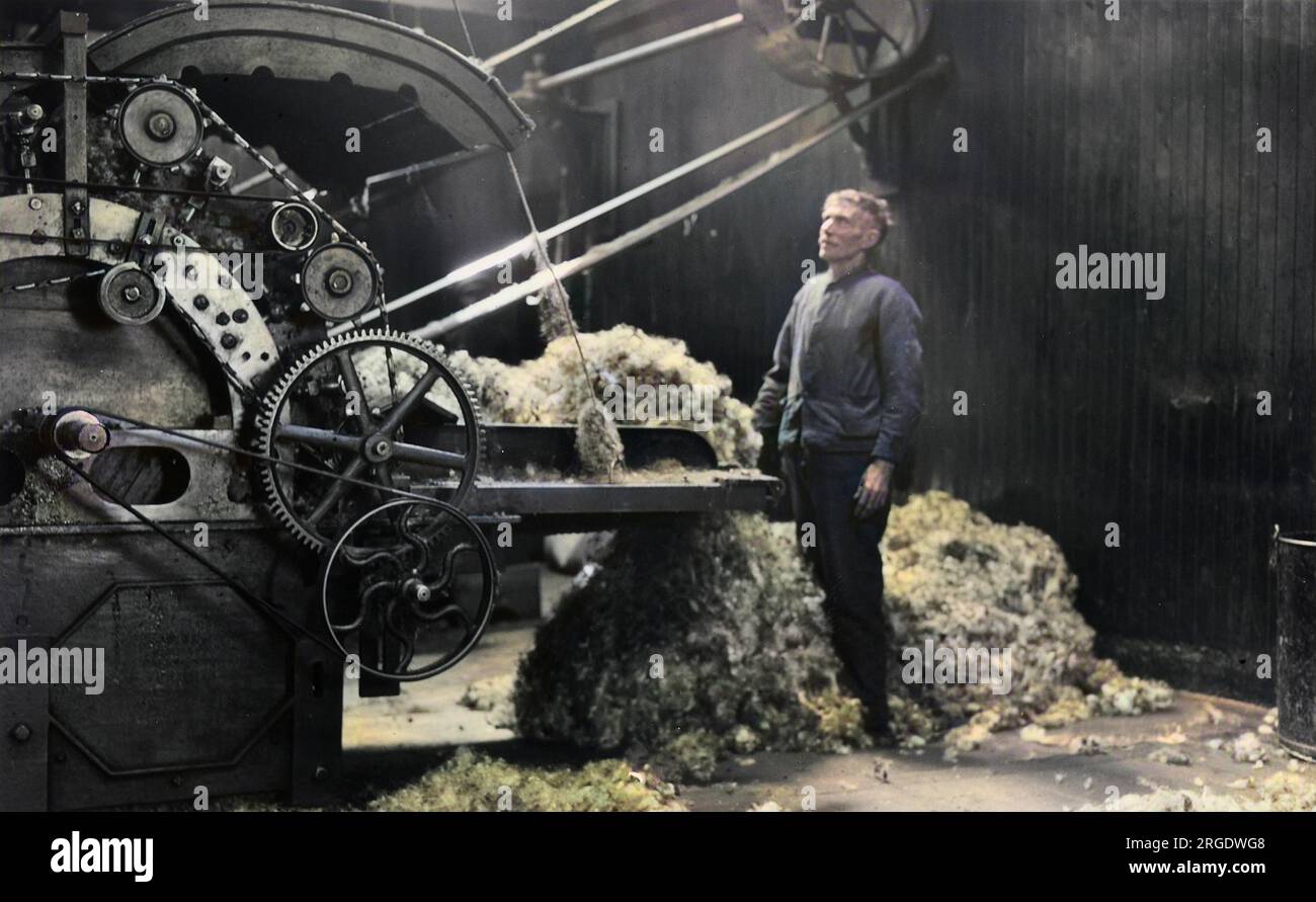 Uomo al lavoro in un mulino Harris Tweed. Foto Stock