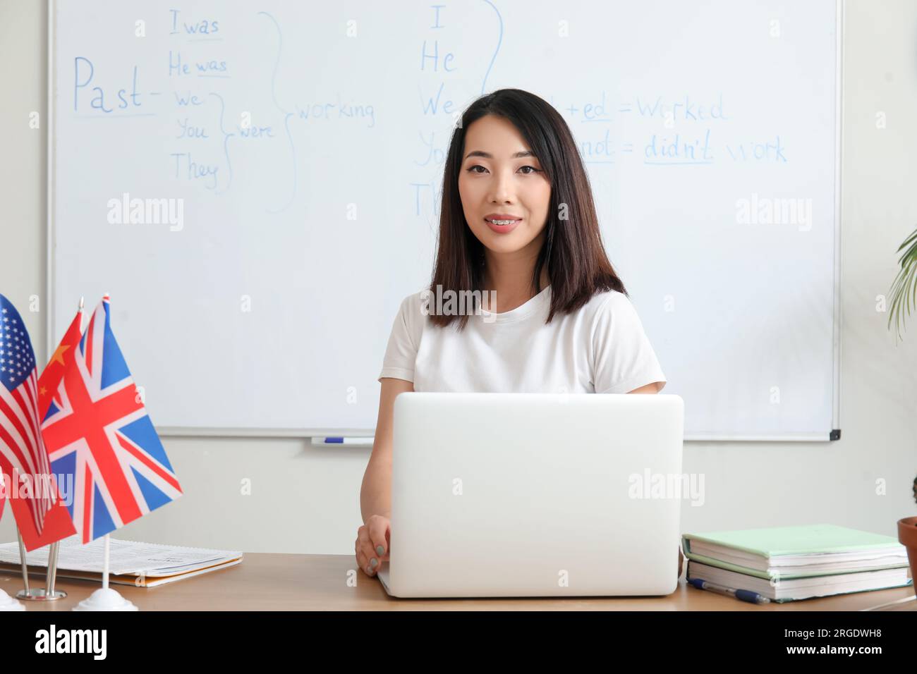 Insegnante di inglese che tiene lezioni di grammatica online in classe Foto Stock