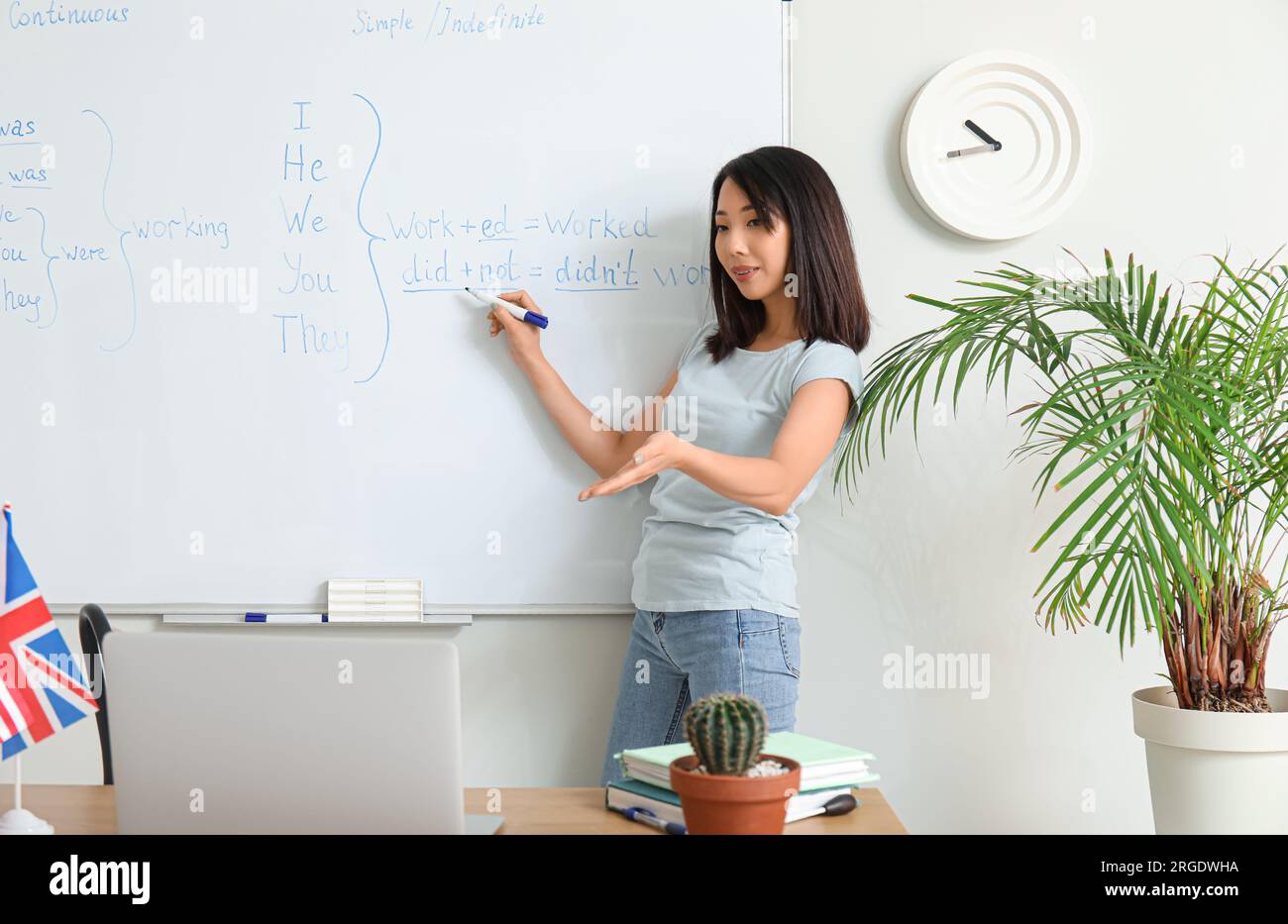 Insegnante di inglese che tiene lezioni di grammatica online in classe Foto Stock