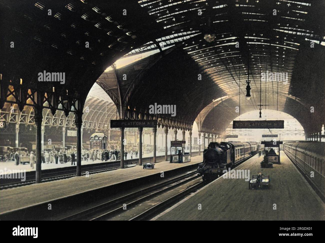 Paddington Station, Londra - binario 5 - GWR Terminus progettato da Isambard Kingdom Brunel. Foto Stock