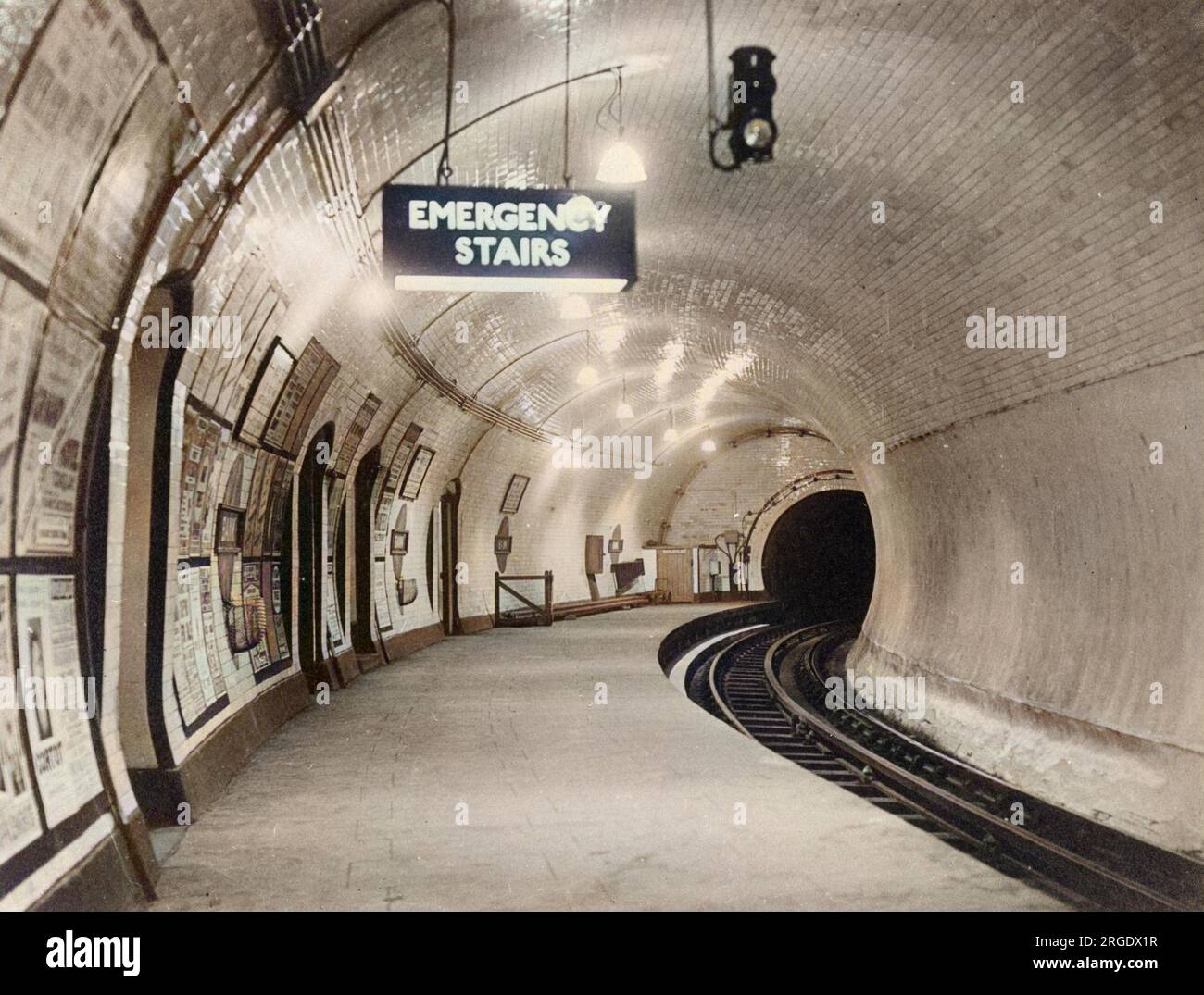 Una banchina vuota della metropolitana di Londra alla stazione di Bank, sulla Northern Line. Foto Stock
