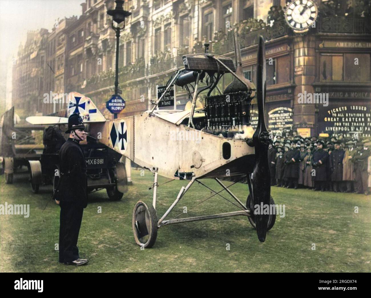 Un aereo tedesco catturato viene sfilato per le strade di Londra come una folla di osservatori. L'aereo fu catturato dalla Royal Flying Corp in Francia. Prima guerra mondiale. Foto Stock