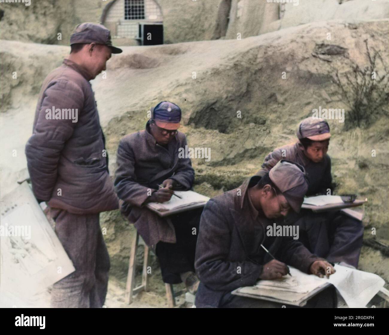 L'Accademia d'Arte lo-Shun, situata in grotte e divisa in dipartimenti di Teatro, musica e Pittura, con corsi della durata di sei mesi. Dopo i primi tre mesi gli studenti vengono inviati al fronte per diffondere propaganda tra i soldati e poi tornare in Accademia per gli ultimi tre mesi del corso. Gli studenti qui illustrati provengono dal corso di disegno. Foto Stock