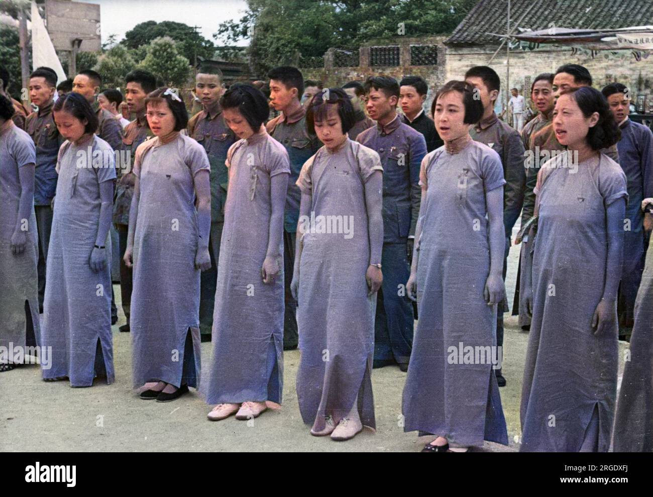 Giovani studentesse in abiti di cotone blu della giovane Cina, noto anche come Partito Giovanile Cinese Foto Stock