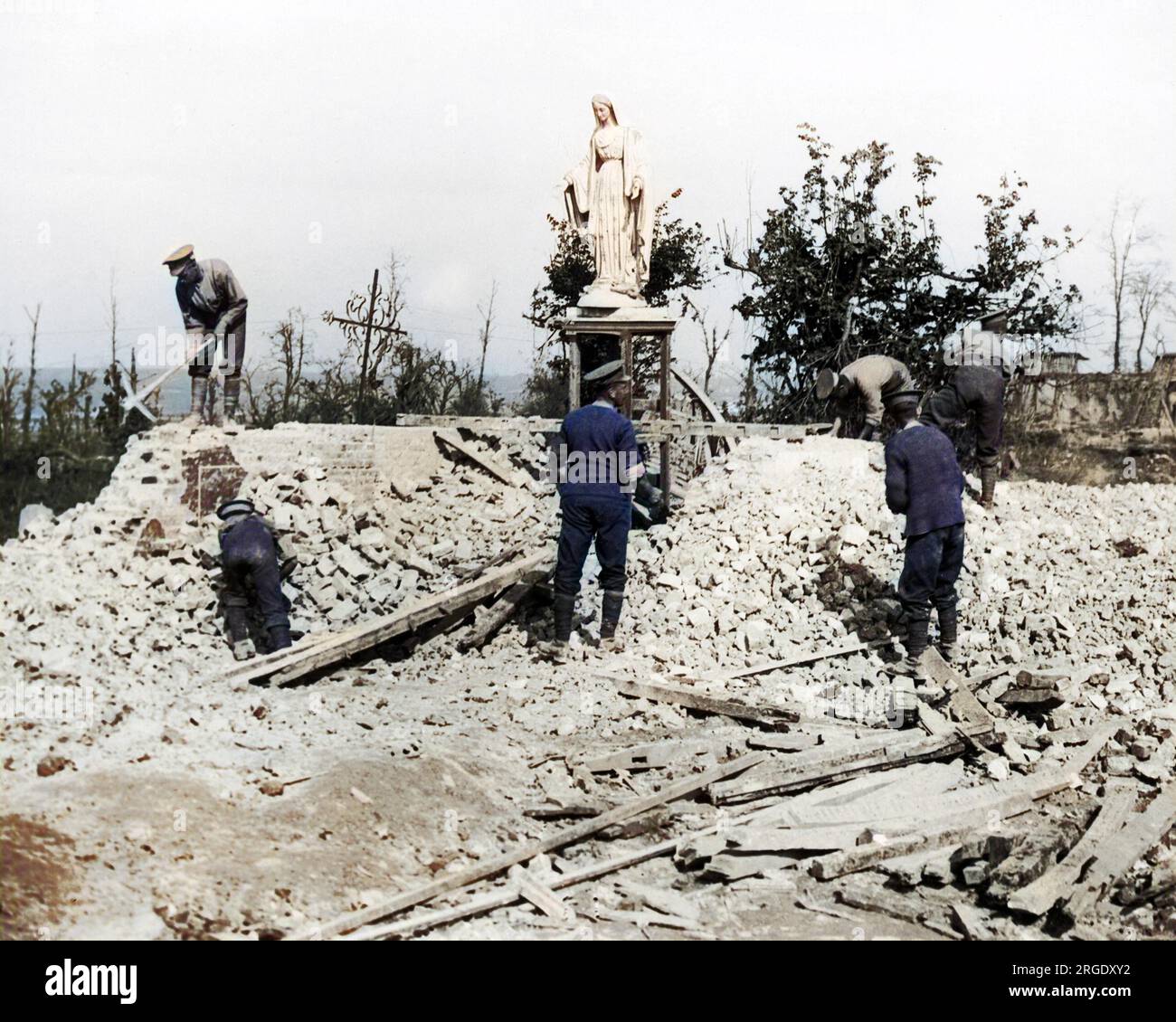 Una statua conosciuta come la Vergine di Montauban, l'unica cosa nella zona rimasta intatta dal fuoco di proiettili durante la prima guerra mondiale. Foto Stock