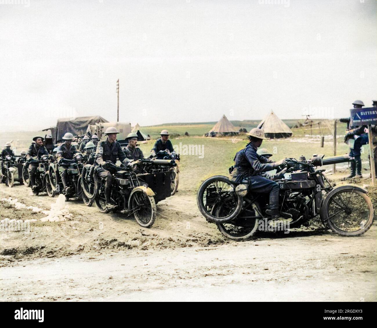Una batteria britannica di mitragliatrici che lascia il campo in risposta a un segnale sul fronte occidentale durante la prima guerra mondiale. Foto Stock