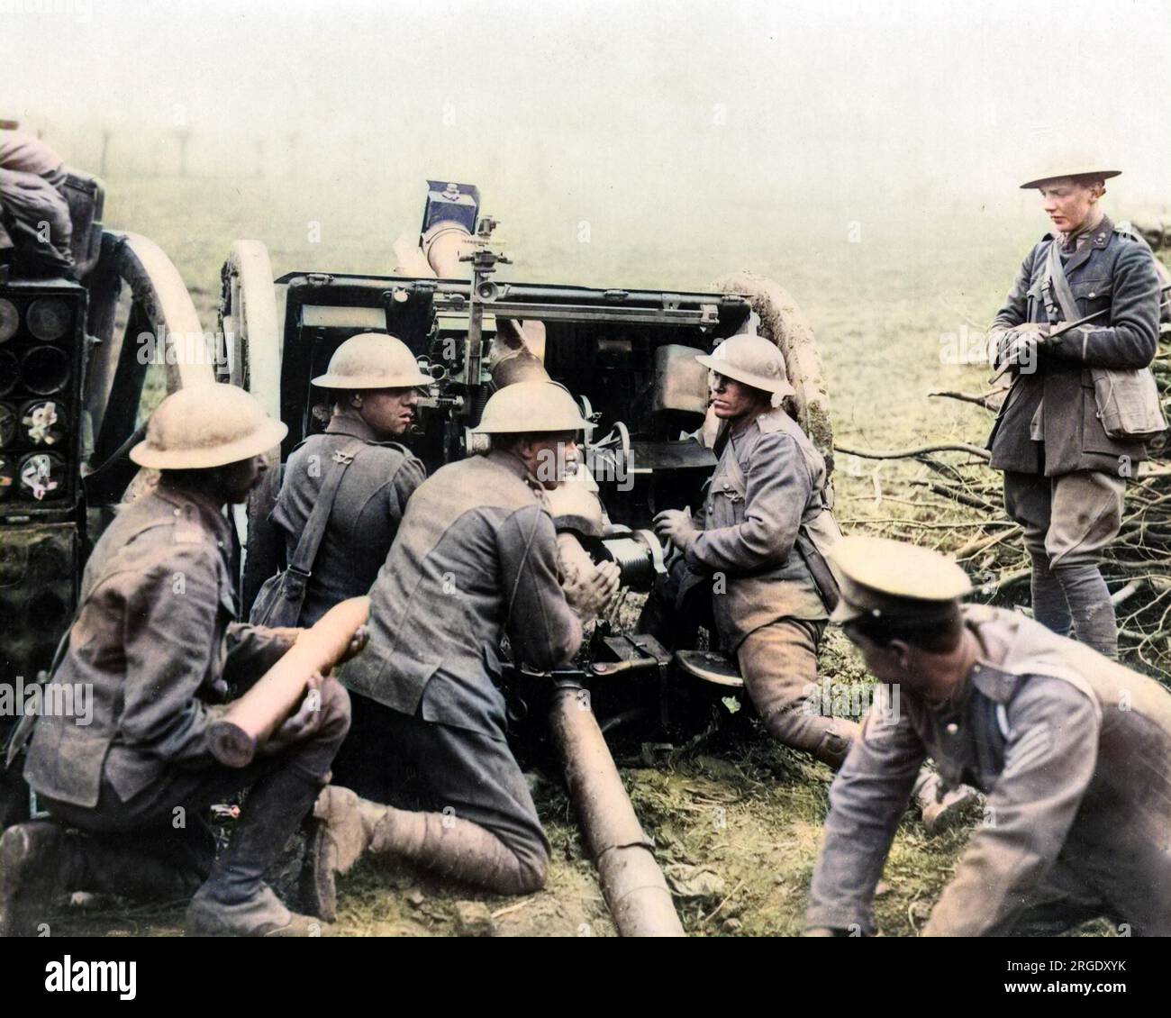 Cannonieri britannici in azione durante l'offensiva tedesca sul fronte occidentale in Francia durante la prima guerra mondiale. Foto Stock