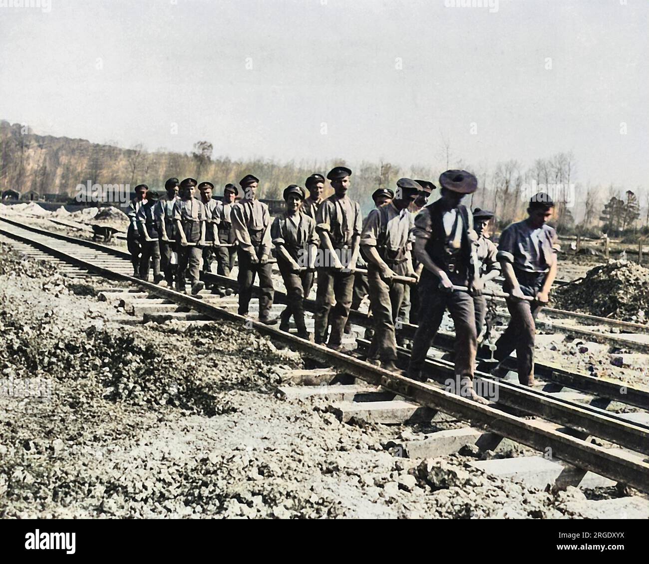 Costruzione di una ferrovia a scartamento largo sul fronte occidentale in Francia durante la prima guerra mondiale. I progressi sono stati fatti ad una velocità di un miglio al giorno. Foto Stock