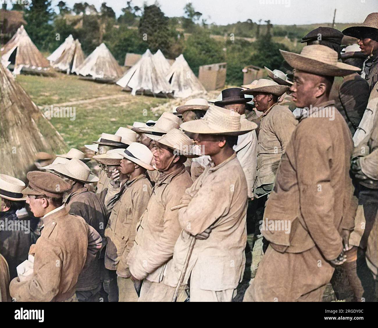 Le truppe cinesi vicino al fronte occidentale in Francia durante la prima guerra mondiale, si prendono una pausa per guardare un drago combattere. Foto Stock