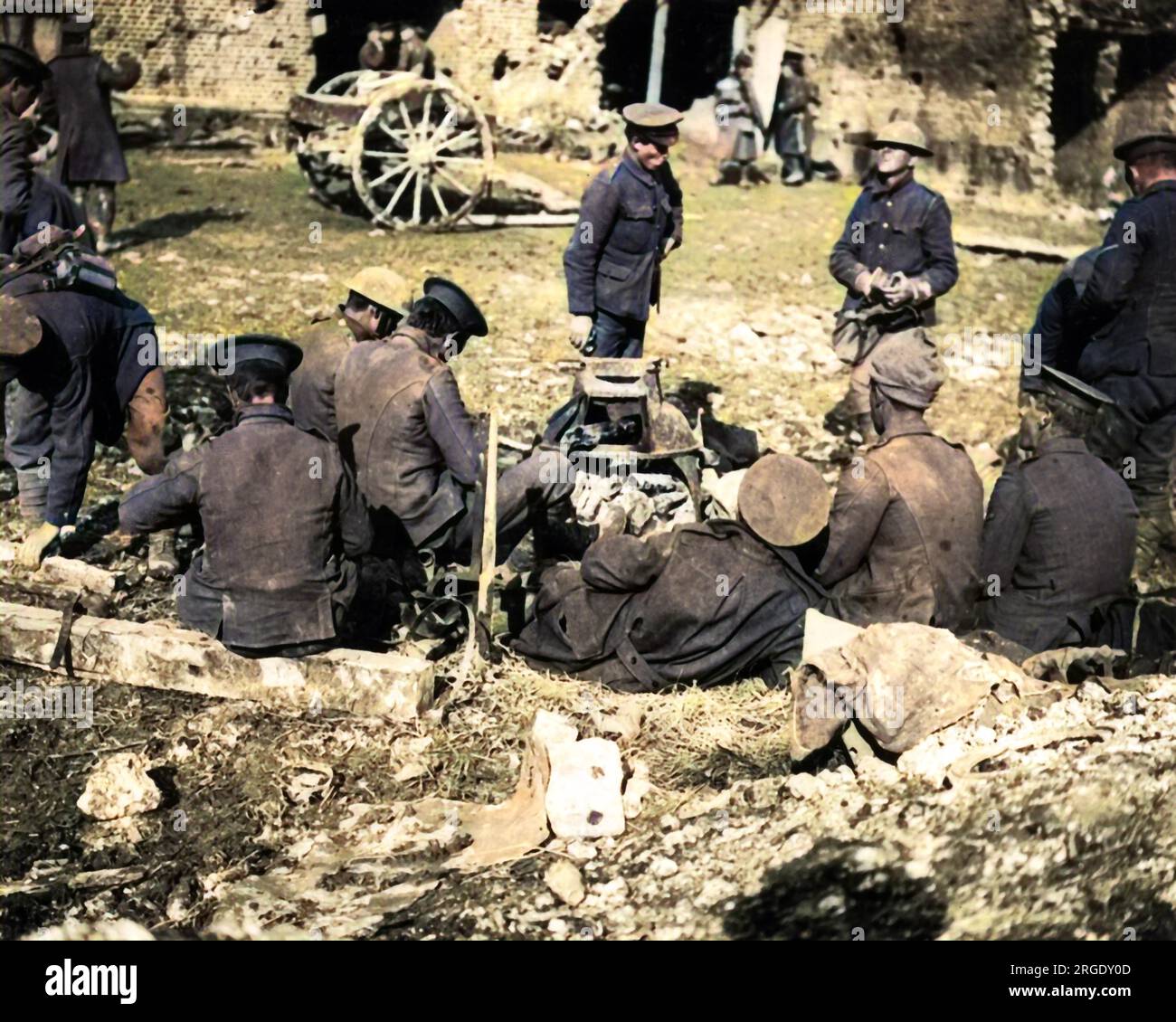Soldati britannici seduti intorno a un fuoco durante il freddo sul fronte occidentale in Francia durante la prima guerra mondiale. Foto Stock