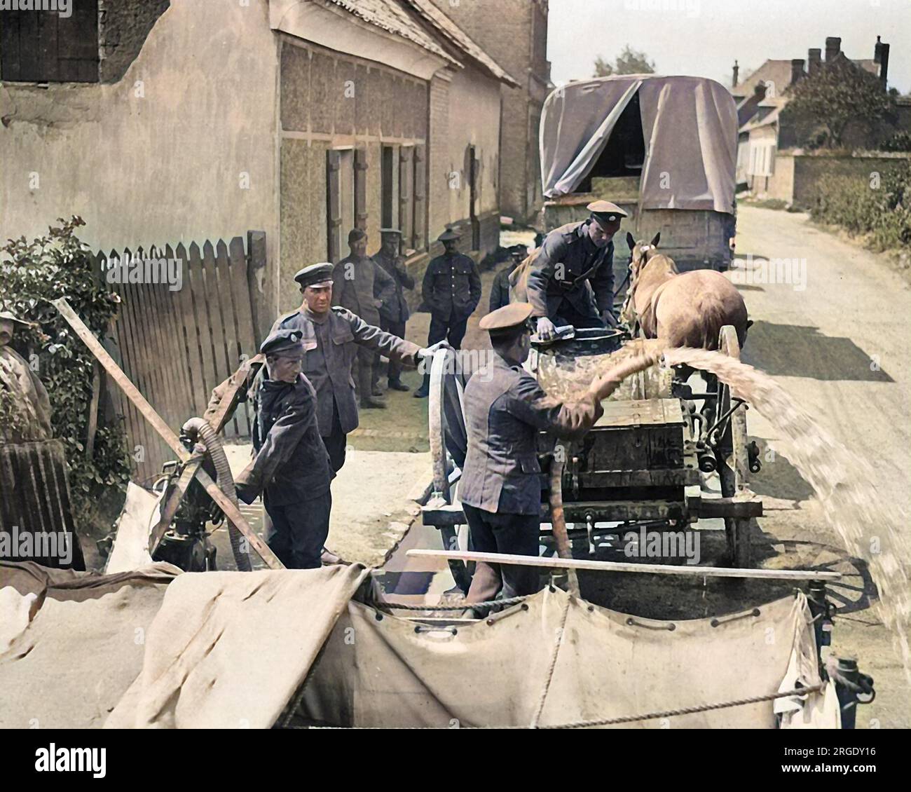 Purificazione dell'acqua fluviale per il consumo delle truppe britanniche sul fronte occidentale in Francia durante la prima guerra mondiale. I veleni vengono rimossi, l'acqua viene sterilizzata e tenuta in una cisterna di tela. Pompaggio di acqua pura in un carrello pronto per il trasporto. Foto Stock