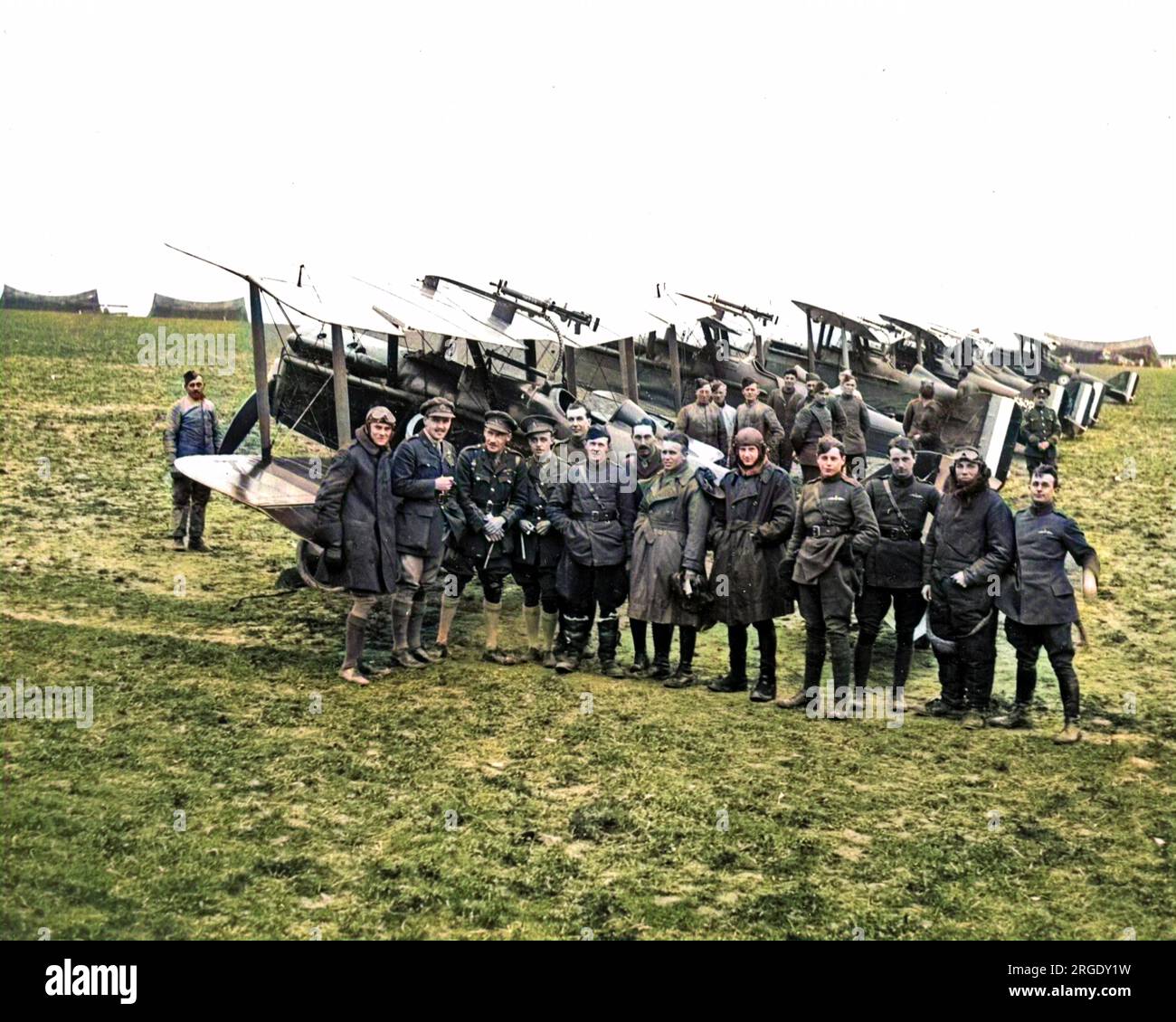 Uno squadrone di ricognizione della RAF su un campo d'aviazione sul fronte occidentale in Francia durante la prima guerra mondiale. Volarono in basso per sparare al nemico. Foto Stock