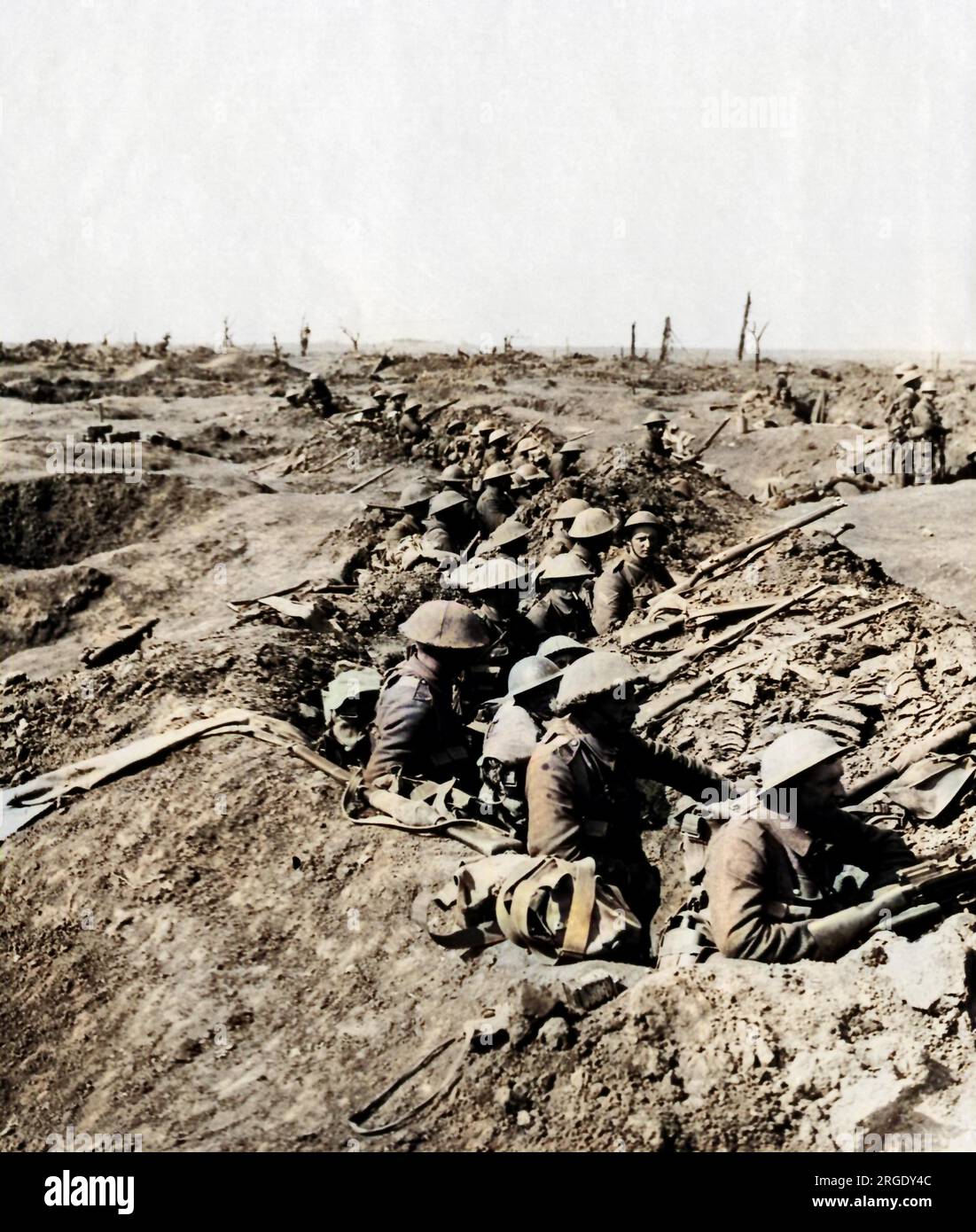 Truppe britanniche in una trincea poco profonda, in attesa di avanzare sul fronte occidentale durante la prima guerra mondiale. Foto Stock