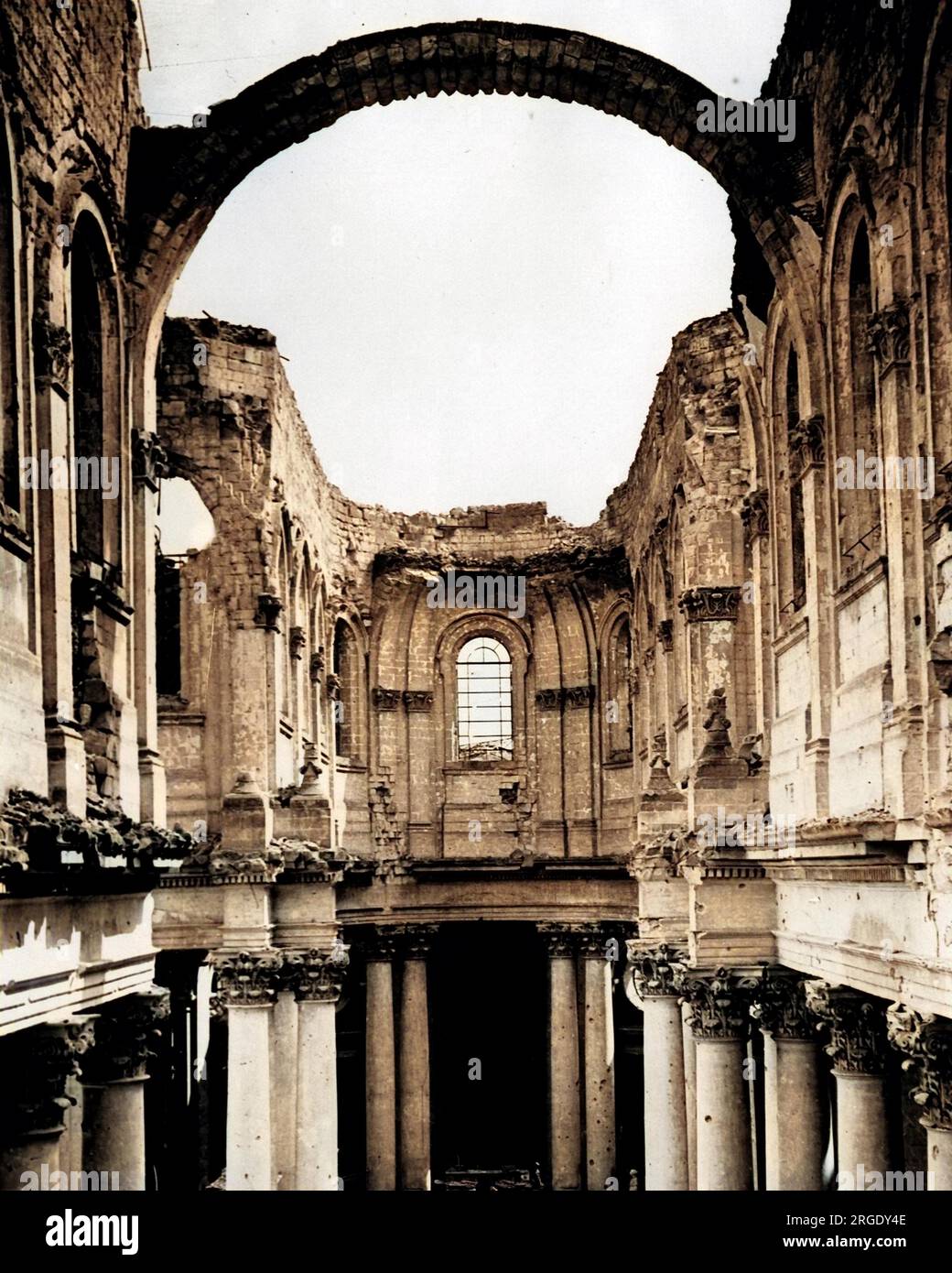 Vista dell'interno della cattedrale di Arras dopo l'incendio di un proiettile tedesco sul fronte occidentale in Francia durante la prima guerra mondiale. Foto Stock