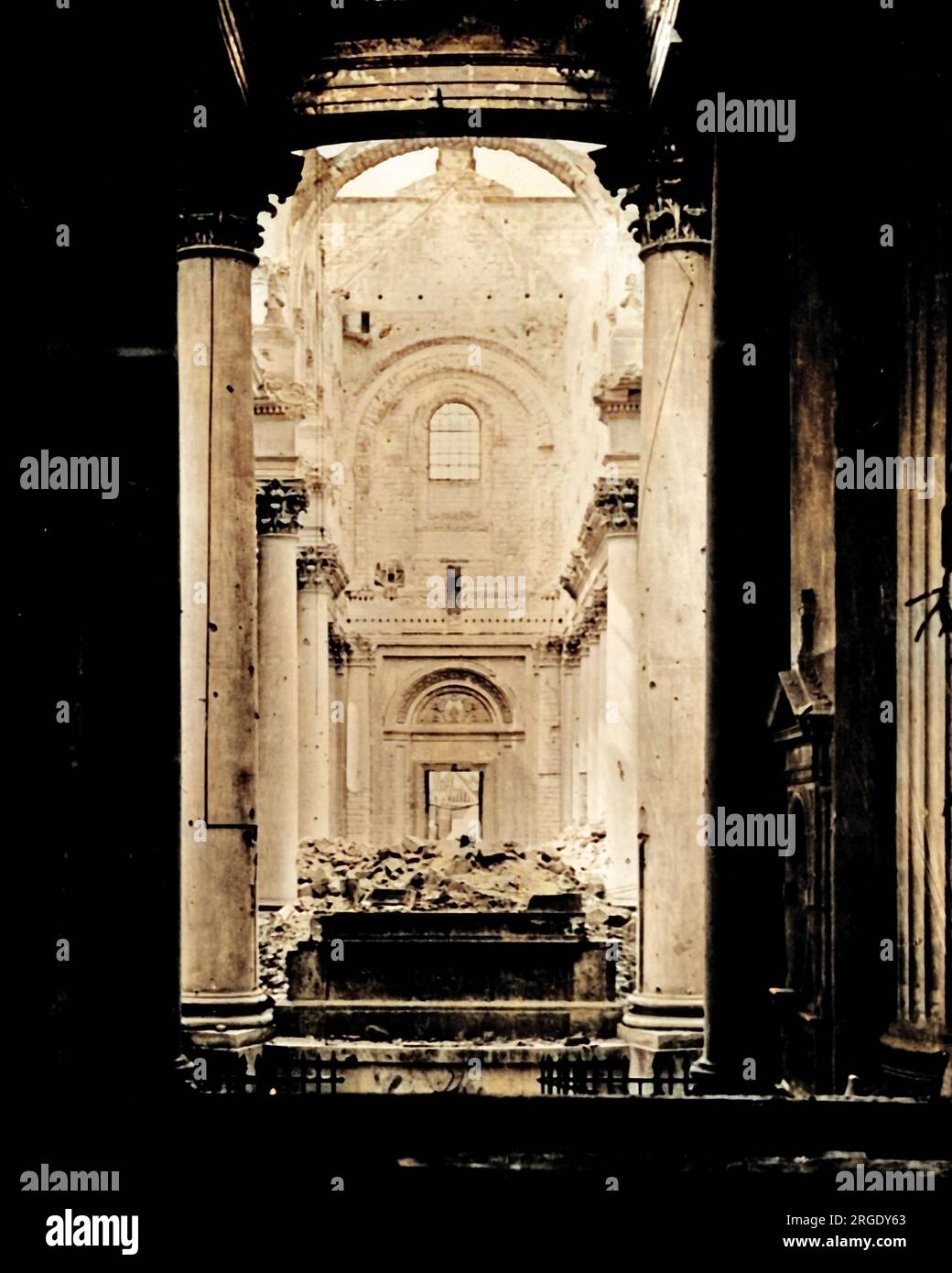 Vista dell'interno della cattedrale di Arras dopo l'incendio di un proiettile tedesco, sul fronte occidentale in Francia durante la prima guerra mondiale, presa dall'altare all'estremità orientale Foto Stock