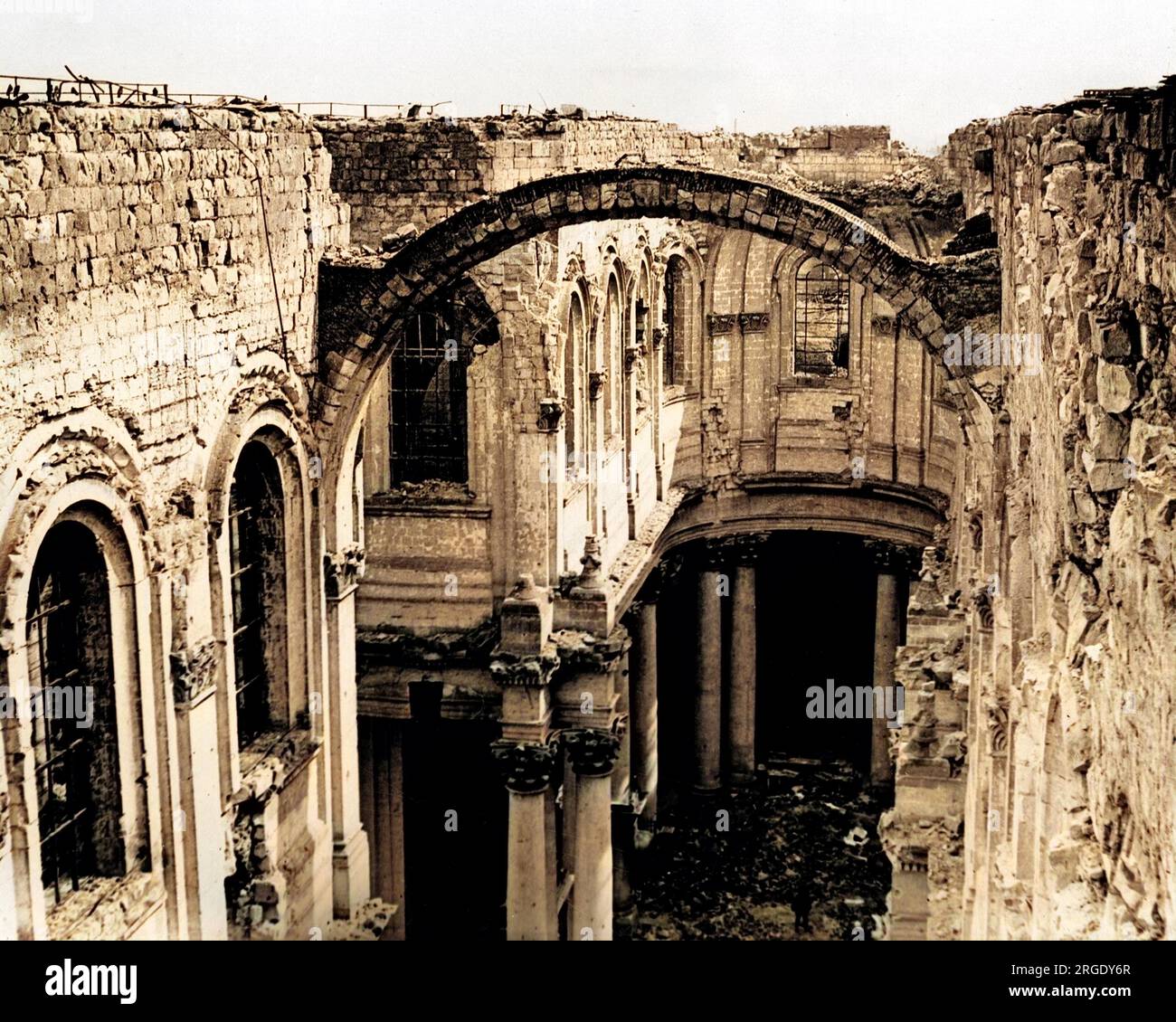 Vista dell'interno della cattedrale di Arras dopo l'incendio di un proiettile tedesco, sul fronte occidentale in Francia durante la prima guerra mondiale, presa dalla cima di un muro. Foto Stock